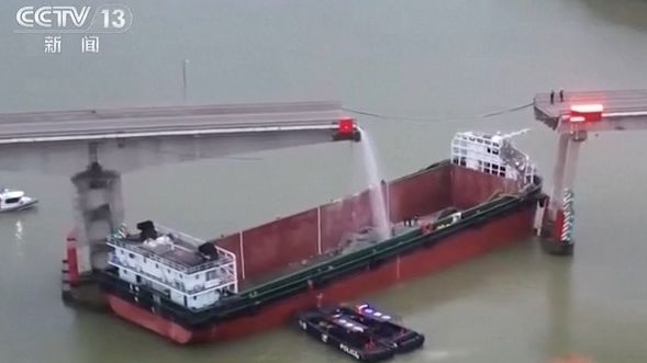 Video: Nákladní loď v Číně narazila do mostu a část zbourala